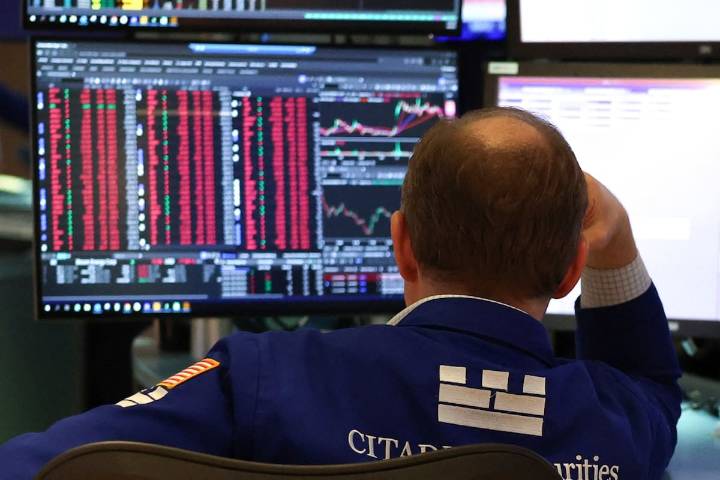 Wall Street cierra a la baja y se toma un respiro tras jornadas récord