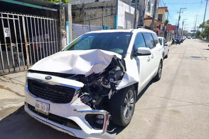 ¡Fuerte choque en Carmen! Tres vehículos colisionan en Benito Juárez
