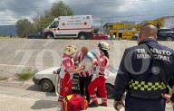 Automovilista cae a canal pluvial en bulevar Fundadores
