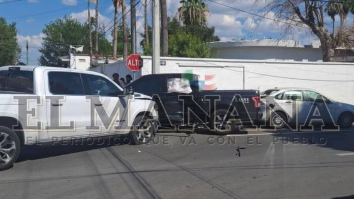 Aparatoso accidente en la colonia Juárez; tres vehículos terminaron con daños