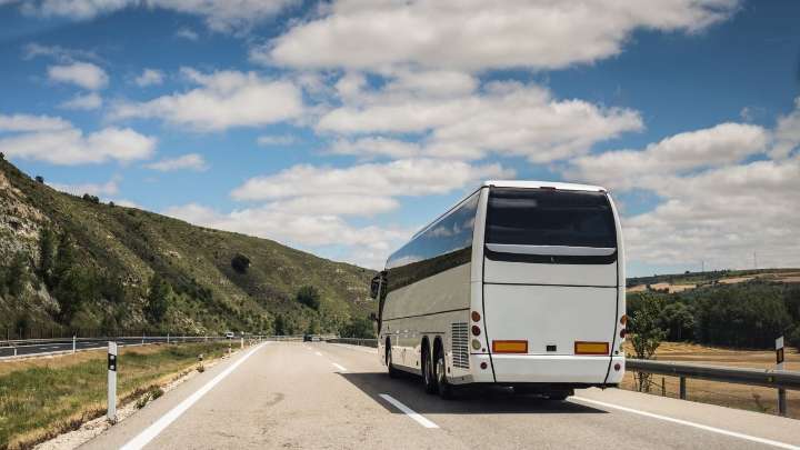 Pánico en la C-32: un autobús con 70 turistas se sale de la vía y cae por un desnivel en Barcelona