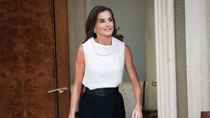 Letizia Ortiz lleva trajes sastre, vestidos y faldas al estilo Giorgio Armani para ser la más elegante