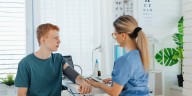 Los niños con presión arterial alta pueden enfrentar el riesgo de muerte prematura por enfermedad cardíaca en la edad adulta