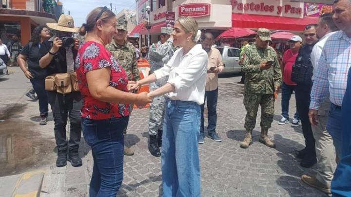 Realiza Estrella Palacios recorrido en calles del Centro de Mazatlán y reitera invitación a fiesta del Grito de Independencia