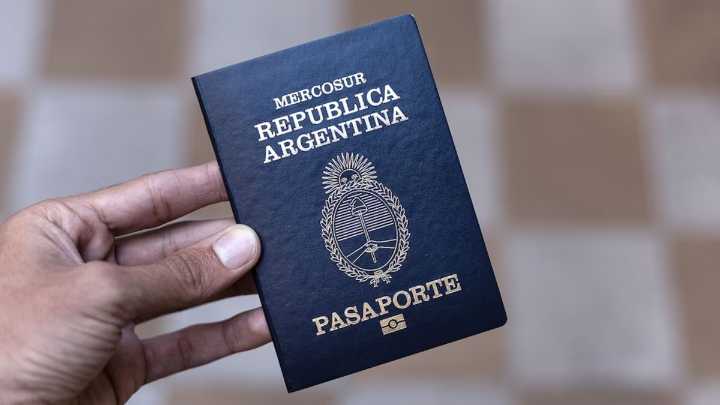 Falla de seguridad en miles de pasaportes argentinos: el Gobierno pide la devolución y crece la polémica