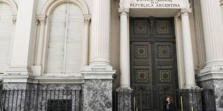 El Banco Central tuvo otra jornada de ventas y desembolsó USD 678 millones en el mercado para frenar al dólar