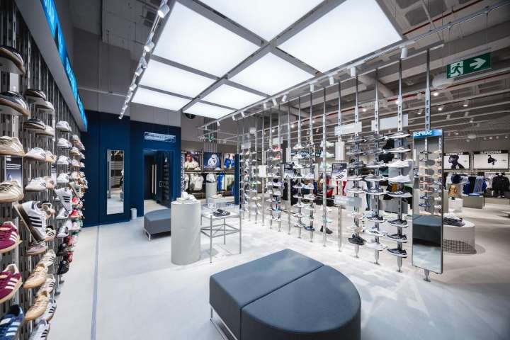 Adidas reabre en Holea con tienda ampliada, un 10% de descuento y sorteo de tarjetas regalo