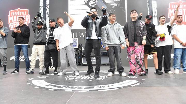 Batería de micrófonos para abrir la liga del ‘freestyle’ en A Coruña