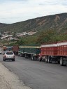 Larga fila de camiones ganadores a la espera para cruzar frontera