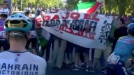 El momento exacto en el que manifestantes se van contra los ciclistas en la última etapa de la Vuelta a España: “Es lamentable”