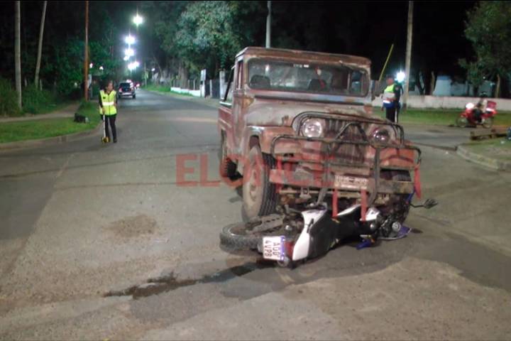 Un Jeep se quedó sin frenos y chocó con una moto en Paraná: una persona sufrió graves heridas