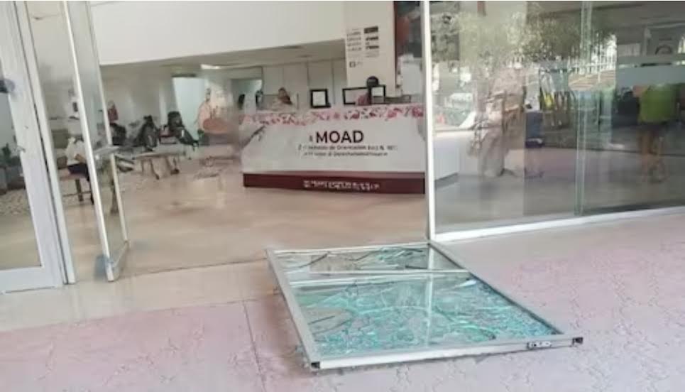 Puerta cae y lesiona a mujer en el ISSSTE de Huejutla