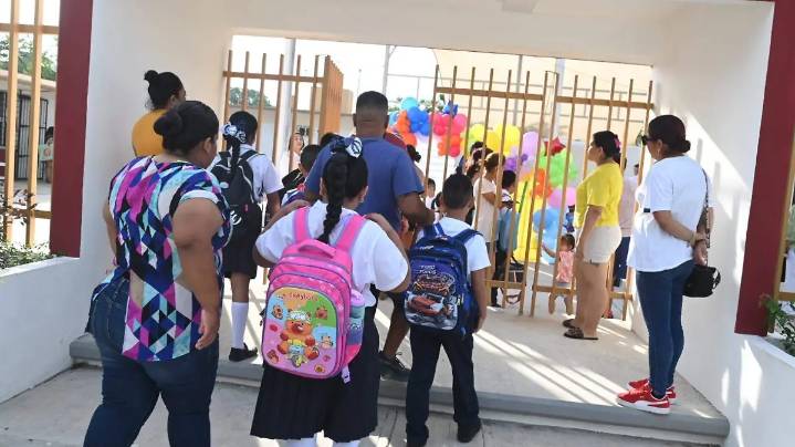 Regreso a clases en Tamaulipas: entre emoción, reencuentros, botargas, choques y escuelas sin luz
