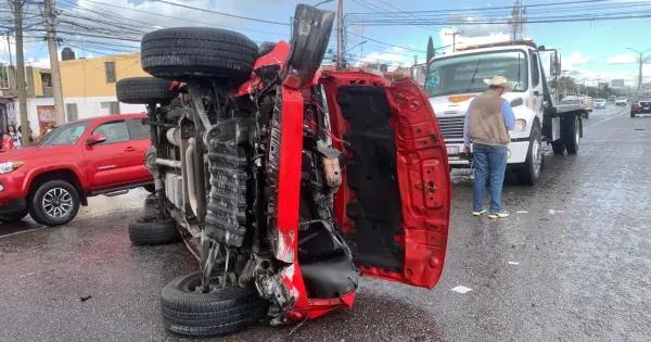 Vuelca su camioneta bajando puente del Tec de San Luis