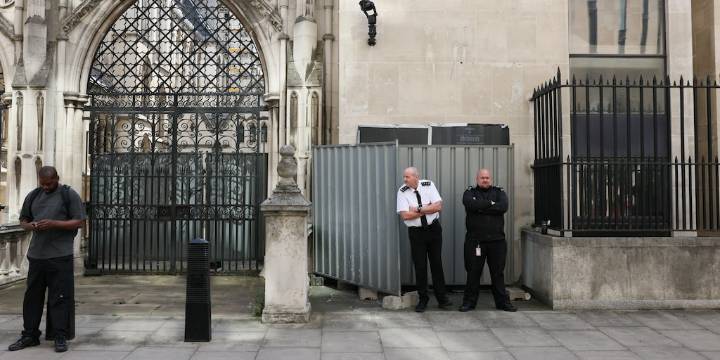 Banksy reapareció en Londres con un grafiti de un juez golpeando a un ciudadano