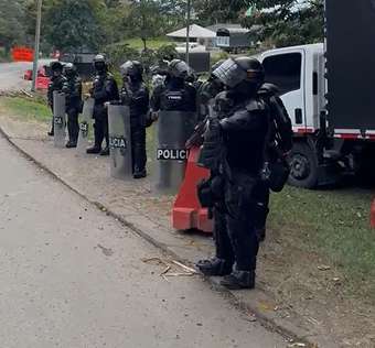 Un uniformado herido en medio del enfrentamiento entre la Policía y algunos indígenas en la vía Panamericana