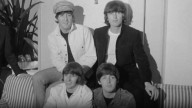 Fútbol entre "gordos y flacos" o el éxito de Los Beatles en Barcelona: las imágenes inéditas de 'Los archivos secretos del NO