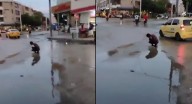 Indigencia y riesgo sanitario: hombre se baña en aguas de alcantarilla en Santa Marta En medio de la crisis de salud pública que se evidencia en el Mercado Público, un habitante de calle denotó el imp
