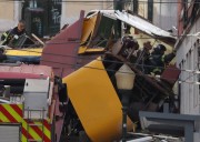 "No tenía frenos". Las fotos y videos del descarrilamiento del elevador en Lisboa que dejó al menos 15 muertos y alrededor de 20 heridos