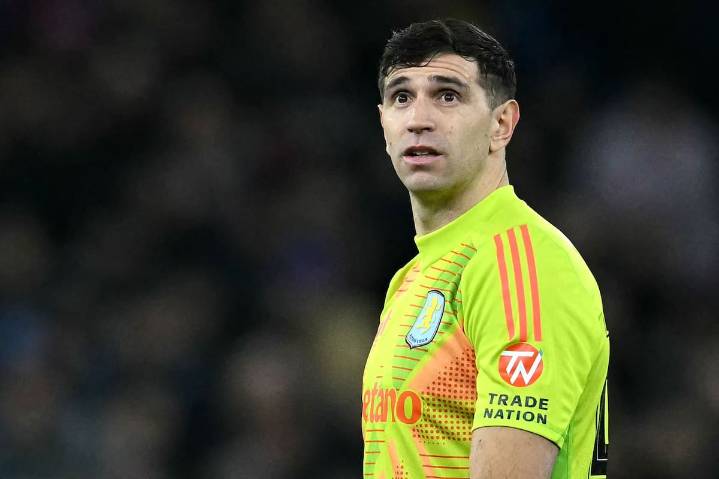 Giro inesperado. Se cayó la llegada de Dibu Martínez a Manchester United y ahora se iría fuera de Inglaterra