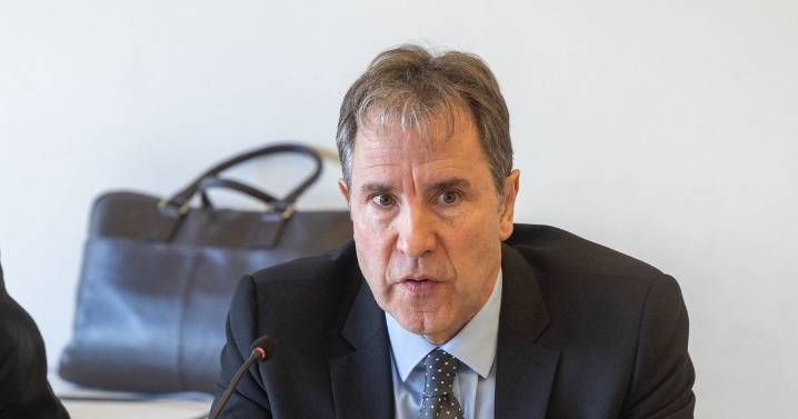 Hundreds call on MP to stand down after sex offences allegation