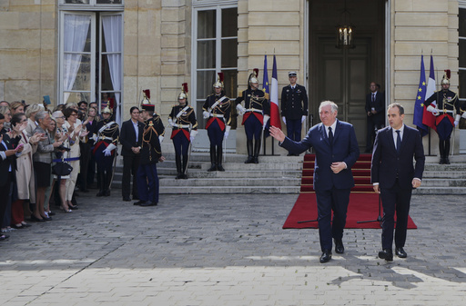 Protestas y escepticismo reciben al nuevo primer ministro de Francia en su primer día en el cargo