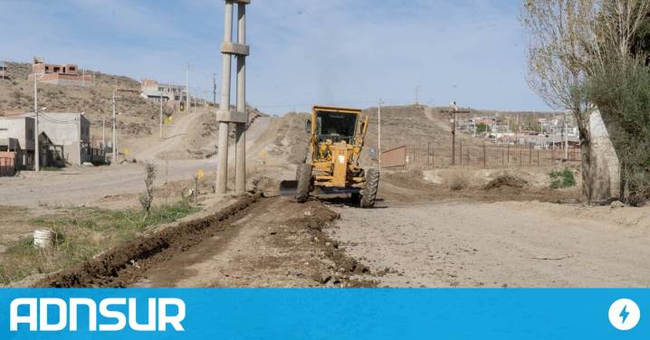 08:44 Con máquinas viales, avanzan en el arreglo de calles de ripio en más de ocho barrios de Comodoro