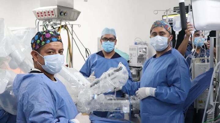 Robot opera a un paciente en la clínica 25 del IMSS