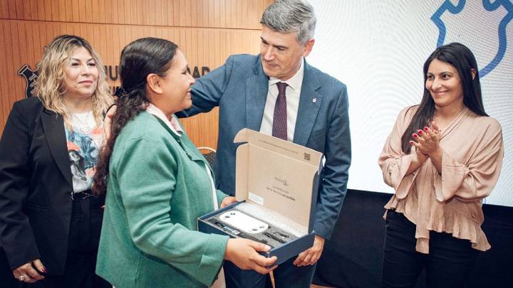 Estudiantes municipales con disminución visual o ceguera accederán a dispositivos para facilitar su aprendizaje
