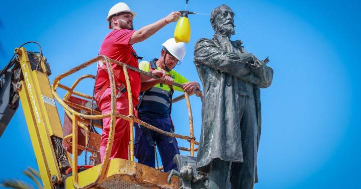 Limpian a la estatua de Moret en Cádiz las defecaciones de palomas y gaviotas