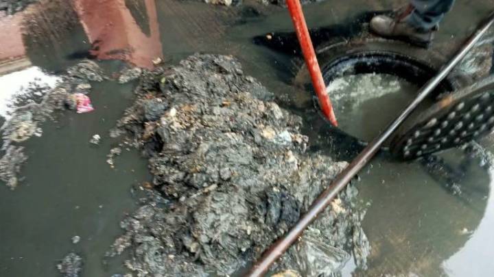 Sacan una gran cantidad de toallitas húmedas del drenaje en Real Pacífico, en Mazatlán