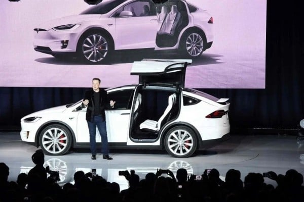 Compra Musk acciones de Tesla por mil mdd