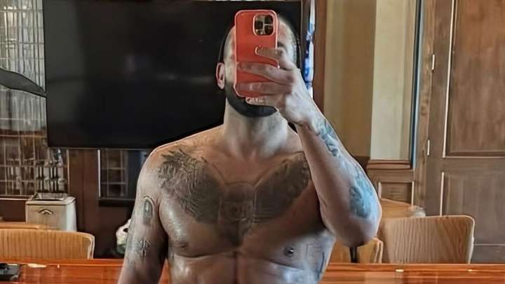 Drake admits to using ‘Facetune’ in shirtless six-pack pic after he’s accused of photoshopping suspicious image