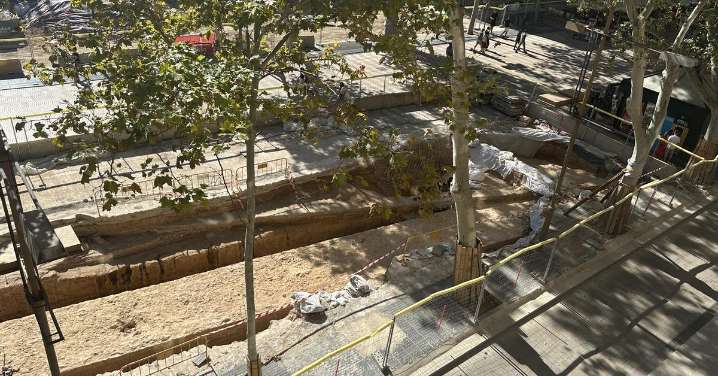 Al descubierto 50 metros de muralla medieval en la Rambla de Barcelona