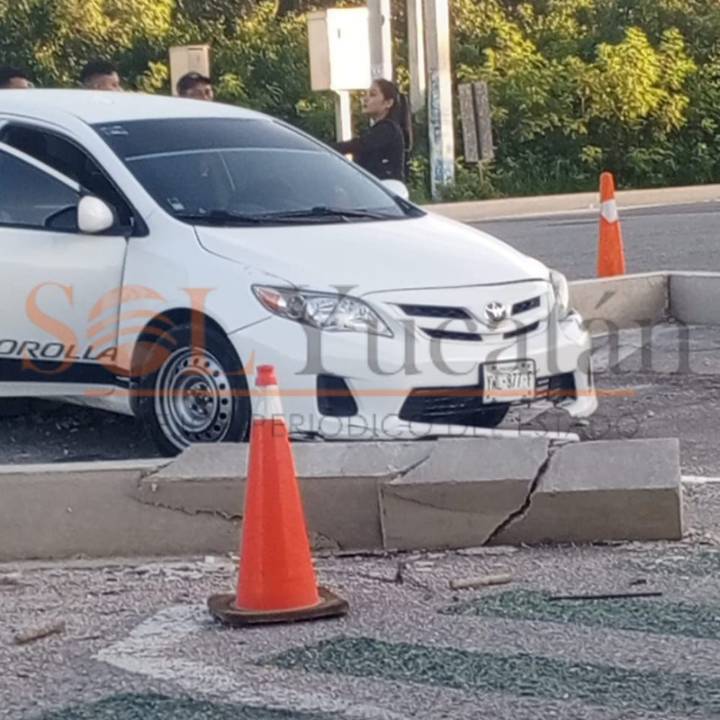 Automovilista colisiona en la Valladolid-Ebtún y daña camellón