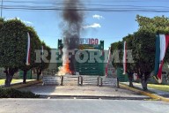 Vandalizan normalistas Batallón en Iguala y queman camioneta