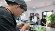 "Lo de siempre hecho por los de nunca": entramos en un bar donde la discapacidad no es una barrera