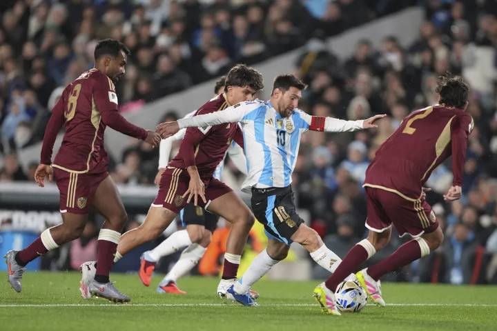 Messi regala doblete a su afición ante Venezuela en su última función por eliminatorias