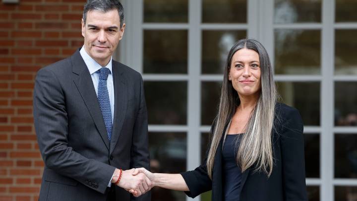 Junts acuerda con Sánchez obligar a las empresas a atender al cliente en catalán en toda España
