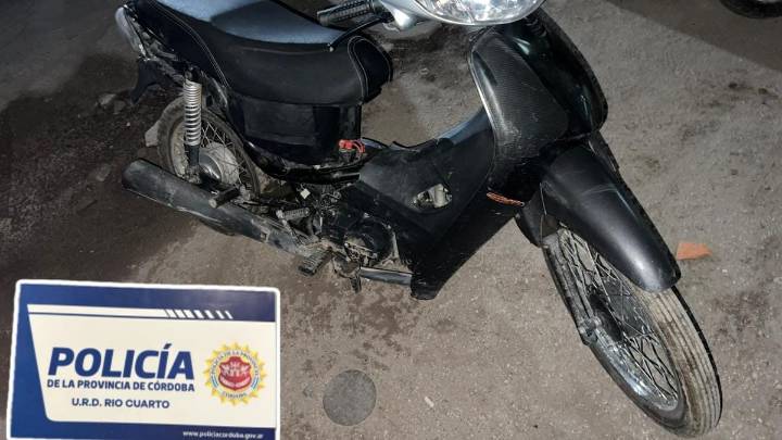 Apedrearon a un móvil mientras intentaban secuestrar una moto con pedido vigente