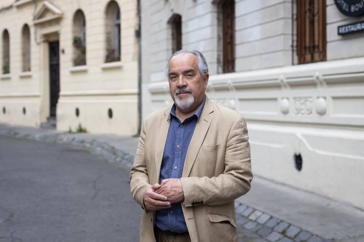 Los mundos tras la novela negra chilena de Ramón Díaz Eterovic: “Durante muchos años fui un escritor vampiro”