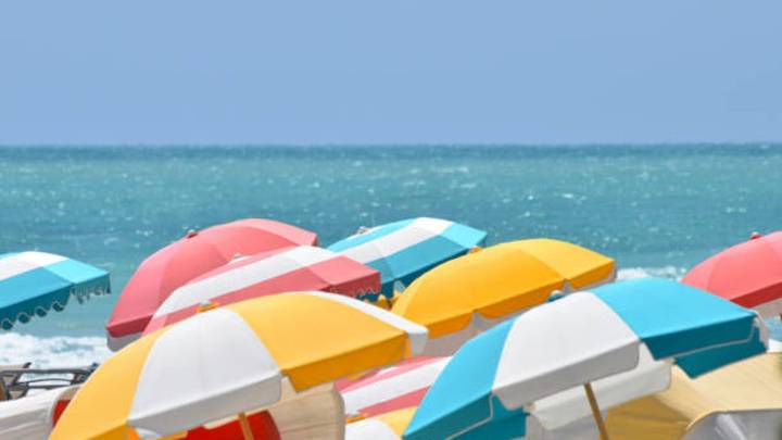 Multas de hasta 3.000 euros por reservar sitio en la playa: así se intensifica la “guerra de las tumbonas”