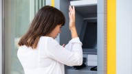 Al retirar dinero de un cajero automático, haga este simple gesto para evitar ser víctima de estafas y fraudes