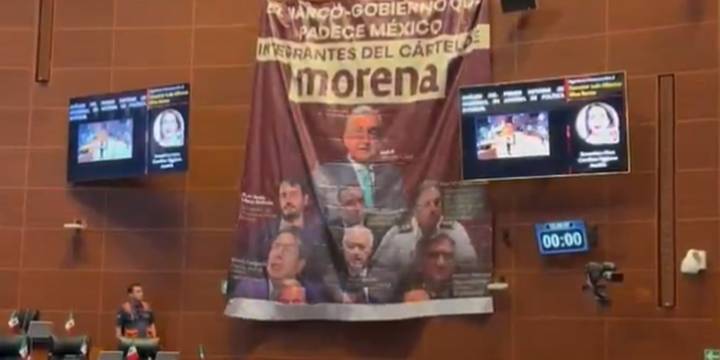 PRI despliega manta del “Cártel de Morena” en el Senado, acusan narcogobierno