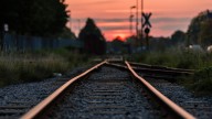 Muere una persona al ser arrollado su coche por un tren en un paso a nivel en Talavera de la Reina