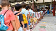Nervios y abrazos con los amigos en un inicio del curso con menos pantallas en las aulas de la Región