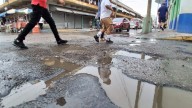 ¿Y se puede caminar así en el Centro de Mazatlán? Brotan más baches en el primer cuadro del puerto