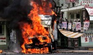 Manifestantes por Ayotzinapa derriban puerta del Campo Militar Número Uno durante protesta