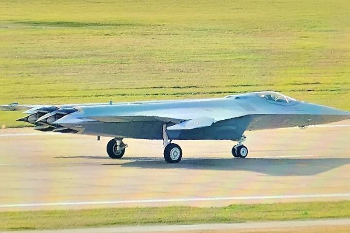 Creíamos que el J-20 era la gran joya furtiva de Pekín. Las nuevas imágenes del J-50 demuestran que había algo más en desarrollo
