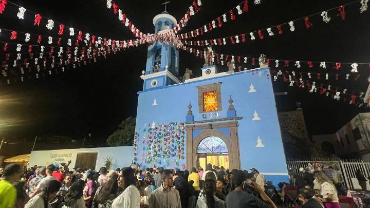 El Barrio de San Miguel recibe este a cientos de feligreses en la festividad de los tres Arcángeles